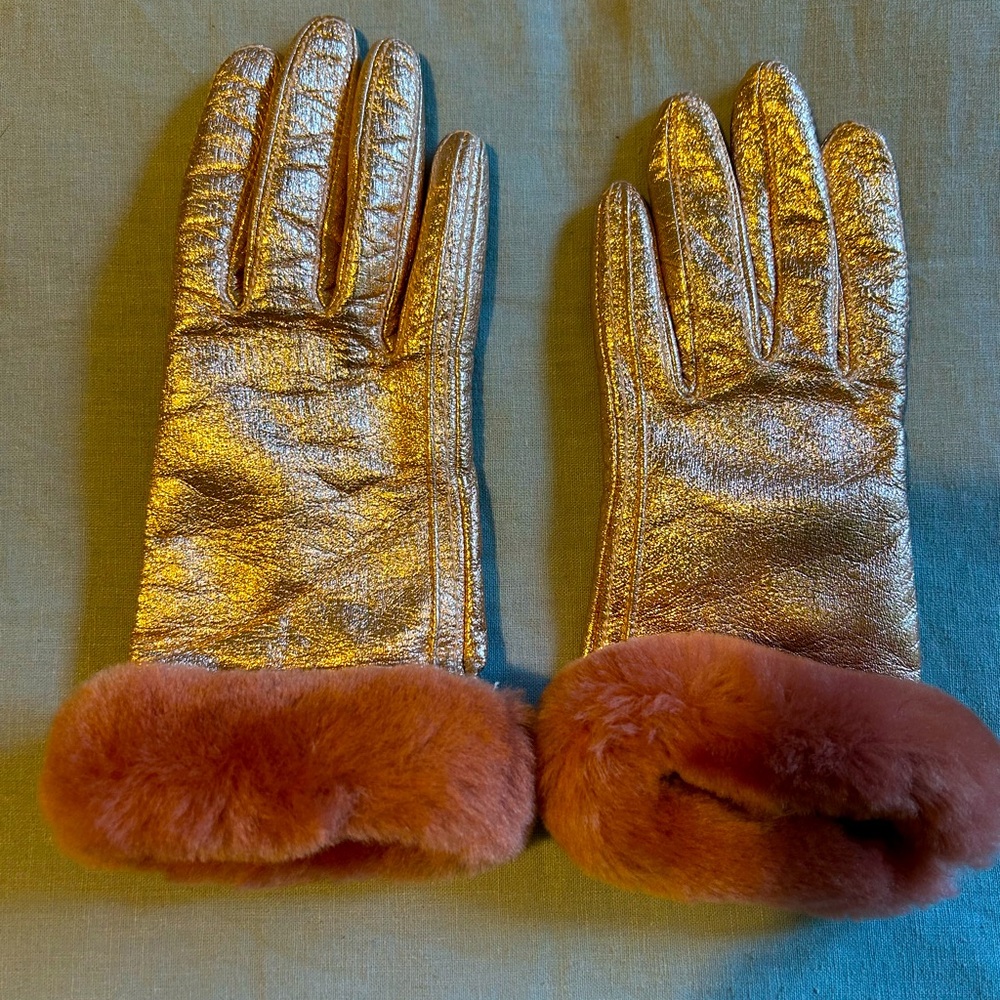 NWOT size S UGG rose gold leather & shearling gloves